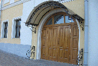 Кованый козырек над входом