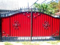 Кованые ворота зашитые металлическим листом