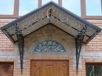 Кованый козырек над крыльцом