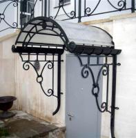 Кованый козырек с водостоком